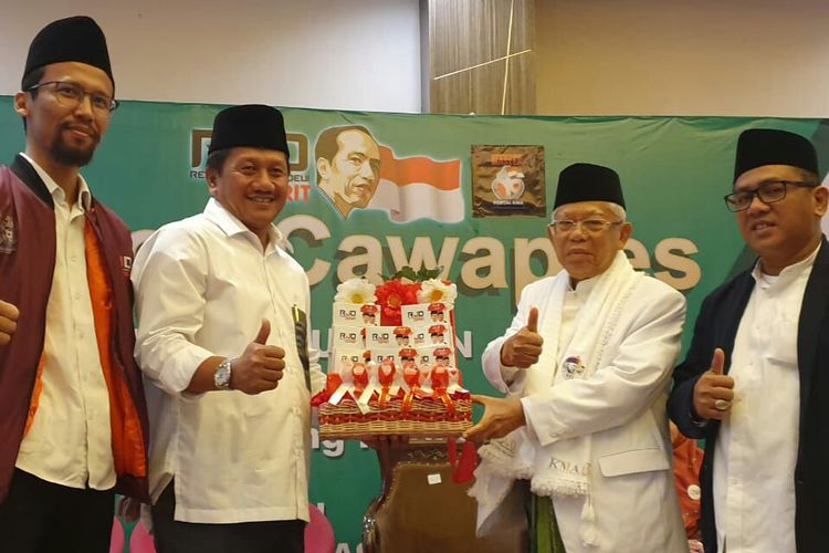 Cawapres nomor urut 01 Maruf Amin menerima pembagian dodol bergambar Jokowi-Maruf di Garut, Jawa Barat