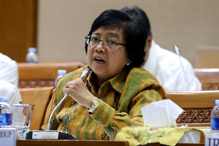 Menteri Lingkungan Hidup dan Kehutanan Siti Nurbaya Bakar menghadiri rapat kerja dengan Komisi VII DPR di Kompleks Parlemen, Senayan, Jakarta, Rabu (19/7/2017). Rapat kerja tersebut membahas perubahan RKA-K/L dalam RAPBN-P tahun anggaran 2017 dan pertanggungjawaban atas pelaksanaan APBN tahun anggaran 2016. 