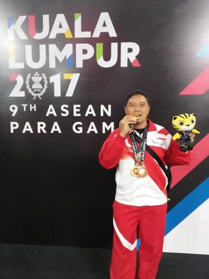 Atlet para badminton Indonesia, Hari Susanto, menyabet medali emas di ASEAN Para Games 2017. Hari ditargetkan kembali mendulang emas di Asian Para Games 2018.