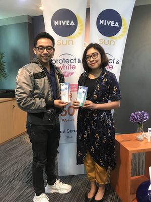 Makeup artist Bubah Alfian (kiri) dan Marketing Manager Nivea Skin Care Diana Riaya dalam acara peluncuran Nivea Sun Face Serum di Jakarta.