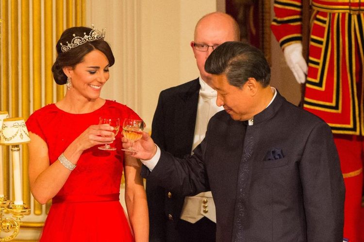 Kate Middleton dalam sebuah jamuan resmi.