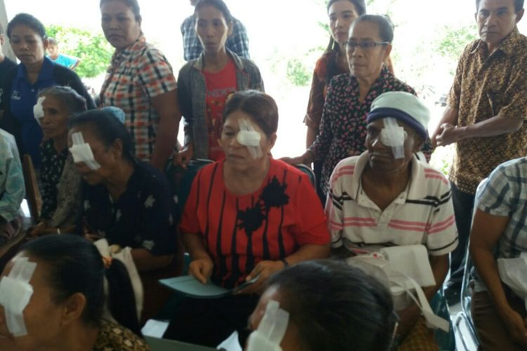 Warga Timor Leste saat mengikuti kegiatan pengobatan mata di Rumah Sakit Umum Daerah (RSUD) Betun, Kabupaten Malaka, Nusa Tenggara Timur (NTT)