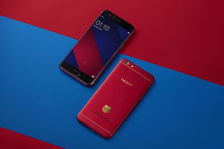 Oppo F3 FC Barcelona mengusung warna merah dengan logo FC Barcelona berlapis emas.