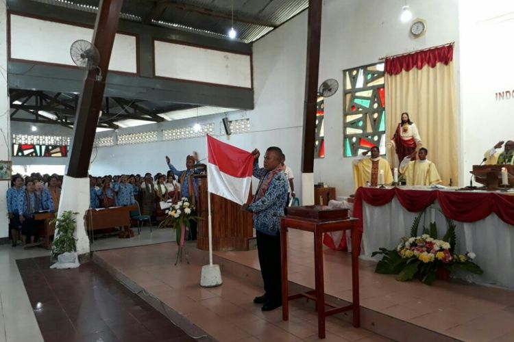 Upacara bendera dan misa di dalam Gereja Santa Maria Fatima Betun, Rabu (16/8/2017). Terlihat para pastor dan umat menghormati bendera merah putih