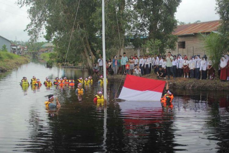 Suasana pengibaran bendera di Parit Nenas, Jalan Kebangkitan Nasional, Siantan Hulu, Pontianak, Kalimantan Barat (17/8/2017)