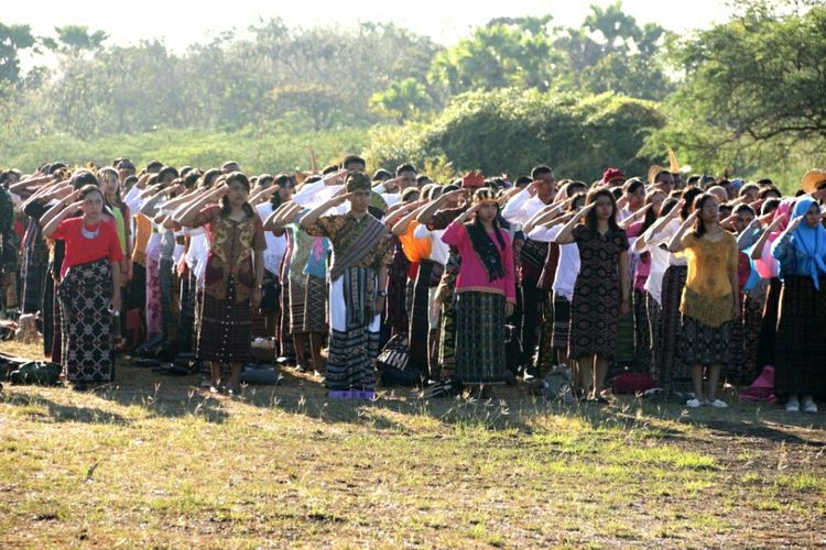 Ribuan Mahasiswa Undana Kupang, Nusa Tenggara Timur (NTT), menggelar upacara bendera peringatan HUT RI ke-72 dengan menggunakan pakaian adat. Upacara berlangsung di Lapangan Bola Kampus Undana Penfui, Kota Kupang, Kamis (17/8/2017)