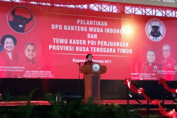 Megawati Soekarno Putri, saat berpidato di depan ribuan kader PDI Perjuangan di Gelanggang Olahraga Oepoi Kota Kupang, Nusa Tenggara Timur (NTT), Sabtu (26/8/2017)