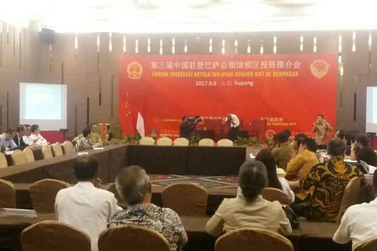 Puluhan pengusaha asal China (kiri) menggelar pertemuan dengan pengusaha asal Nusa Tenggara Timur (NTT) di Hotel Aston Kupang, Rabu (6/9/2017)