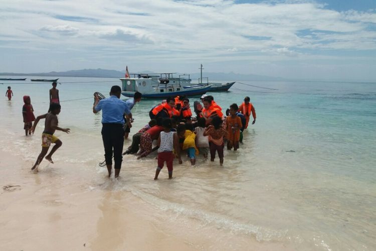 Pulau Kera dengan pemandangan pasir putih dan air laut hijau toska. Pulau ini berada dalam wilayah administrasi Kabupaten Kupang, Nusa Tenggara Timur (NTT).