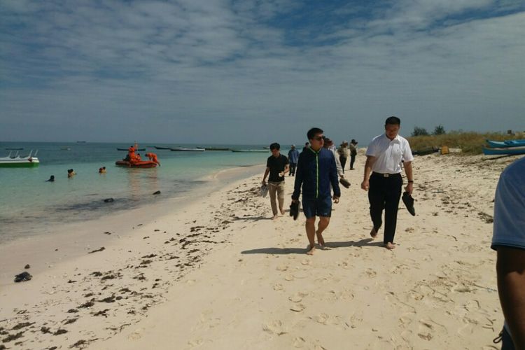 Sejumlah investor asal China, saat berada di Pantai Pulau Kera, Kabupaten Kupang, Nusa Tenggara Timur (NTT), Kamis (7/9/2017)
