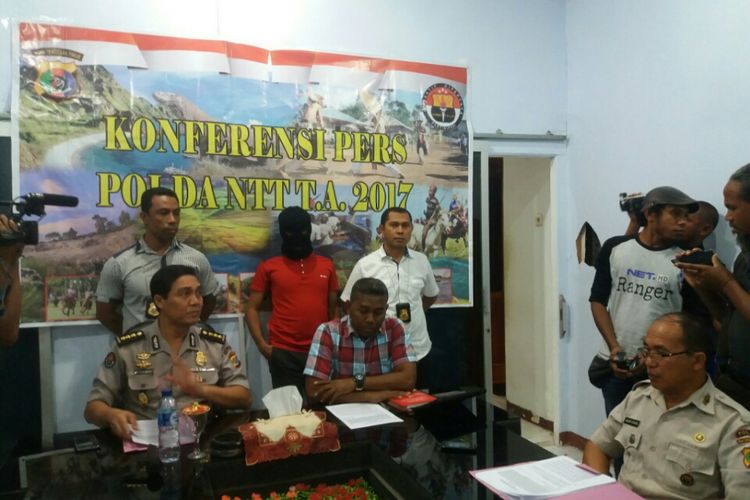 Polda NTT menggelar jumpa pers terkait kasus penyelundupan imigran gelap dengan tersangka Maung Maung Tin alias Shadiq (berdiri baju merah dan wajah ditutupi), Jumat (8/9/2017)