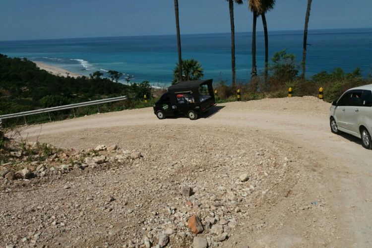 Jalan di wilayah Selatan Pulau Timor, yang sedang diperbaiki. jalan ini merupakan bagian dari jalan sabuk merah perbatasan di Kabupaten Timor Tengah Selatan (TTS), Nusa Tenggara Timur