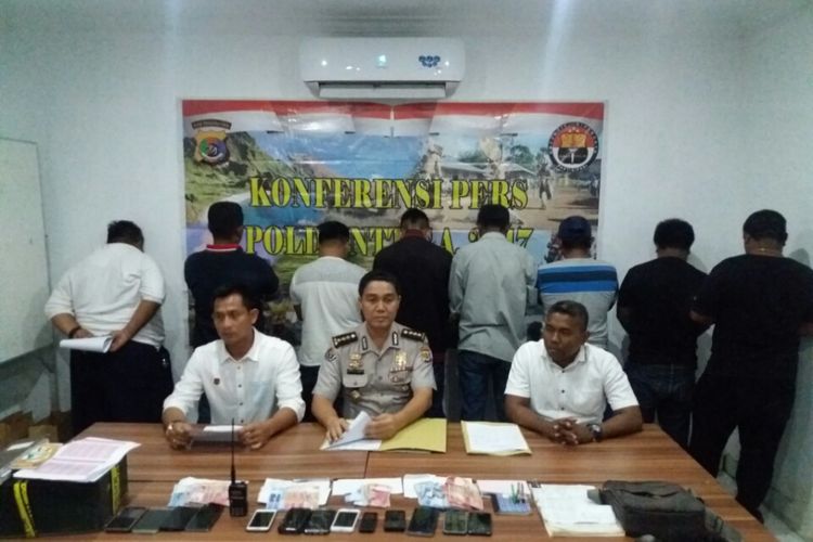 Polda NTT menggelar jumpa pers terkait OTT Pungli di Pelabuhan Tenau Kupang dengan menetapkan delapan orang sebagai tersangka, Rabu (20/9/2017)