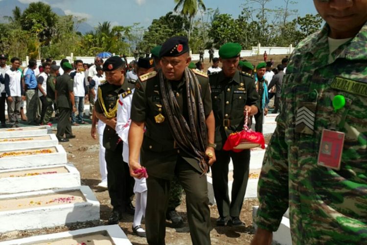 Panglima TNI Jenderal TNI Gatot Nurmantyo sedang berziarah di makam prajurit TNI di Dili Timor Leste, Rabu (20/9/2017)