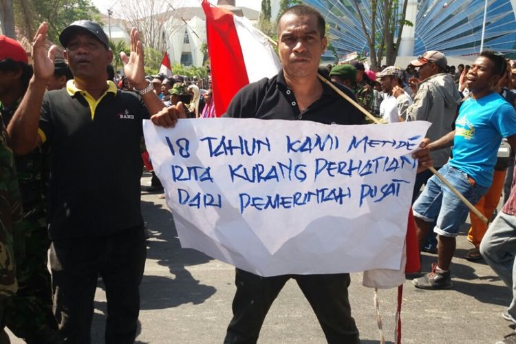 Aksi unjuk rasa ribuan eks pejuang Timor Timur (Timtim) yang digelar di depan Kantor Gubernur Nusa Tenggara Timur (NTT), Senin (25/9/2017).
