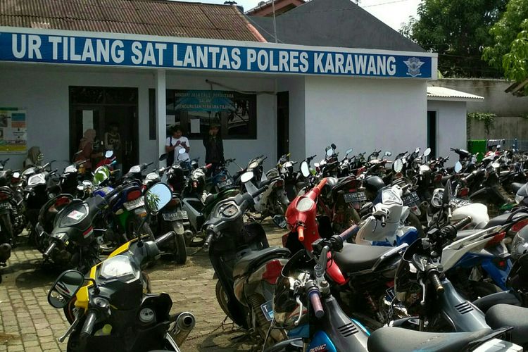 80 motor yang belum diambil pemiliknya kini berada di UR Tilang Sat Lantas Polres Karawang. 