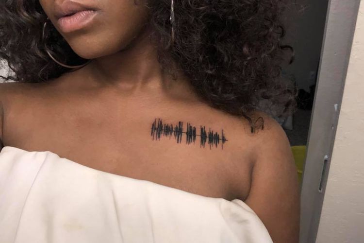 Sakyrah Morris, seorang remaja 19 tahun di Chicago, Amerika Serikat berhasil mengabadikan suara almarhumah neneknya dalam bentuk tato gelombang suara yang tersemat di dada kirinya.