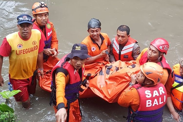 Tim SAR Mengevakuasi jasad Ketut Subrata (60) yang Tewas Setelah Terpeleset ke SUngai Ayung, Denpasar