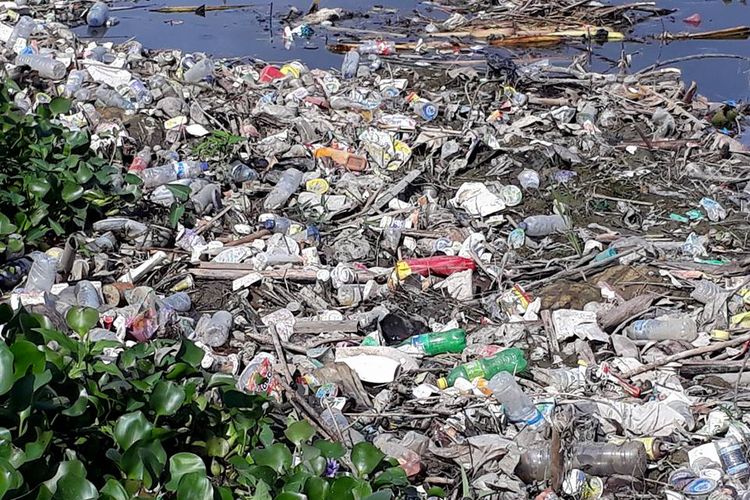 Sampah plastik menjadi masalah bersama umat manusia. Sampah ini sulit diurai bahkan membutuhkan ratusan tahun.