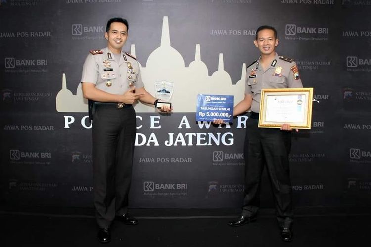 Ipda Kukuh Tirto Satrio Leksono (kanan) bersama Kapolres Magelang AKBP Hari Purnomo. Foto: Dok. Pribadi Ipda Kukuh