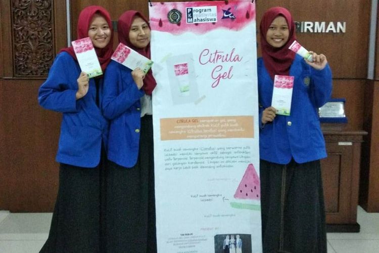 Tim Program kreativitas Mahasiswa Penelitian Eksakta (PKM-PE) Fakultas Farmasi Universitas Muhammadiyah Purwokerto (UMP) memamerkan produk Citrula Gel, Kamis (19/7/2018). Citrula Gel merupakan gel antijerawat yang terbuat dari ekstrak limbah kulit semangka.