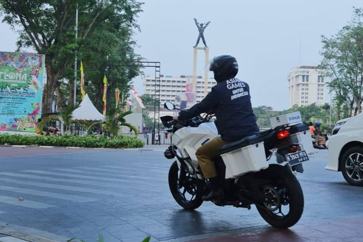 Gubernur DKI Jakarta Anies Baswedan saat menjajal Kawasaki Versys-X 250 Tourer milik Dinas Perhubungan DKI Jakarta.