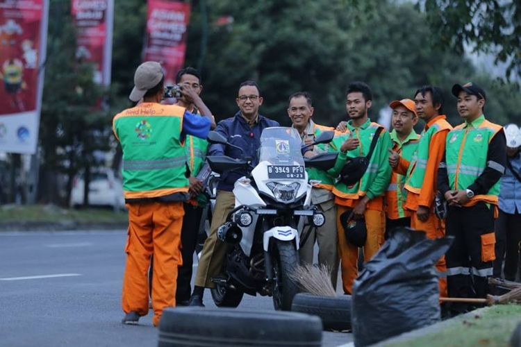 Gubernur DKI Jakarta Anies Baswedan menyapa para petugas PPSU dalam kegiatan inspeksinya, Senin (20/8/2018). Tampak ia mengendarai Kawasaki Versys-X 250 Tourer milik Dinas Perhubungan DKI Jakarta.