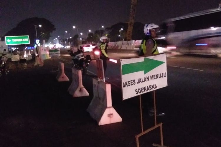 Satlantas Polresta Bandara Soekarno-Hatta bekerjasama dengan Induk Jaya 5 Ditlantas Polda Metro Jaya dan Jasa Marga untuk mengatur rekayasa lalu lintas akibat kemacetan yang terjadi sejak sore pada Kamis (13/9/2018). 