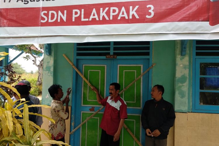 Penyegelan sekolah oleh pemilik lahan di SDN 3 Plakpak, Kamis (20/9/2018). 46 pemilik lahan menuntut diangkat menjadi PNS karena tanahnya sudah dihibahkan kepada pemerintah. 