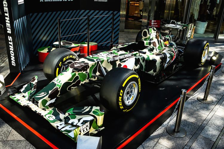Mobil F1 dengan motif camouflage BAPE