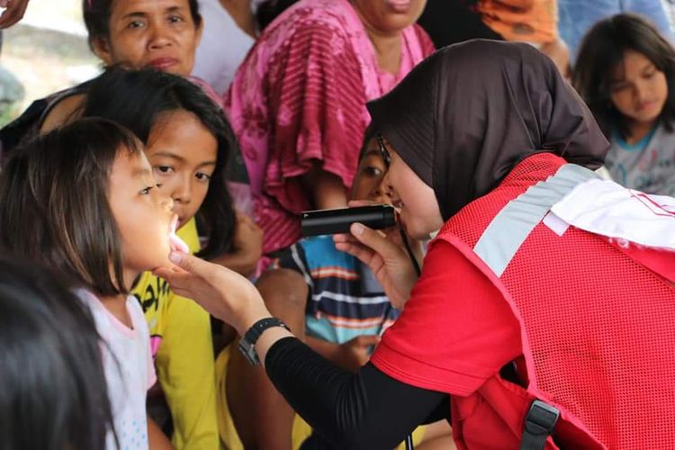 Anggota PMI memberikan layanan kesehatan untuk pengungsi di Palu.