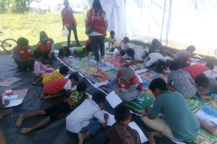 Anak-anak korban gempa bumi kabupaten sigi belajar di shelter yang dibangun PMI Sigi dibantu relawan dari luar daerah, termasuk Australia dan Malaysia, Sabtu (27/10/2018)