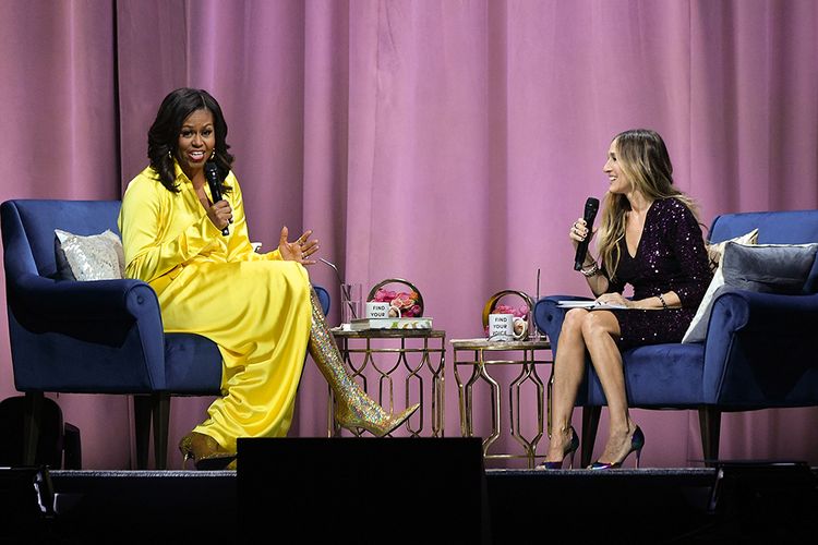 NEW YORK, NEW YORK - DECEMBER 19:  Former first lady Michelle Obama (L) discusses her book Becoming with Sarah Jessica Parker at Barclays Center on December 19, 2018 in New York City. (Photo by Dia Dipasupil/Getty Images)