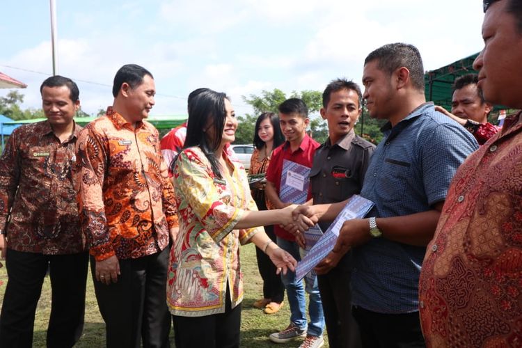 Bupati Landak, Karolin Margret Natasa saat menyerahkan secara simbolis sertifikat tanah program PTSL di Kecamatan Ngabang, Kabupaten Landak, Kalimantan Barat (28/12/2018)