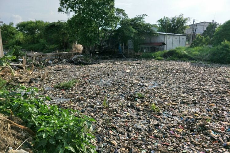 Sempat Bersih, Kali Pisang Batu, Tarumajaya, Kabupaten Bekasi Kembali dipenuhi Sampah