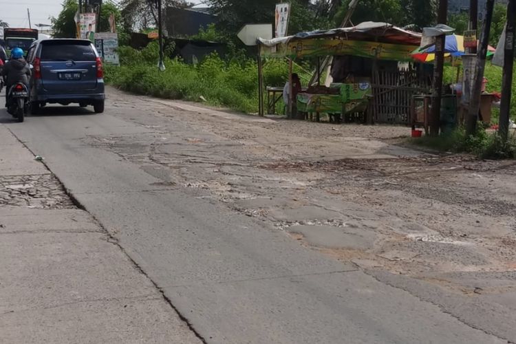 Tampak Jalan Raya Kebalen, Kabupaten Bekasi rusak parah, Selasa (26/2/2019).