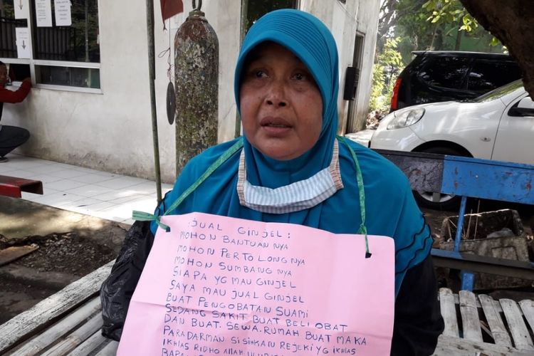 Sumiati (58), ibu parug baya yang rela jual ginjalnya di pinggir Jalan Raya Perjuangan, Bekasi Utara, Kota Bekasi demi membiaya obat suaminya yang menderita penyakit komplikasi, Selasa (2/4/2019).