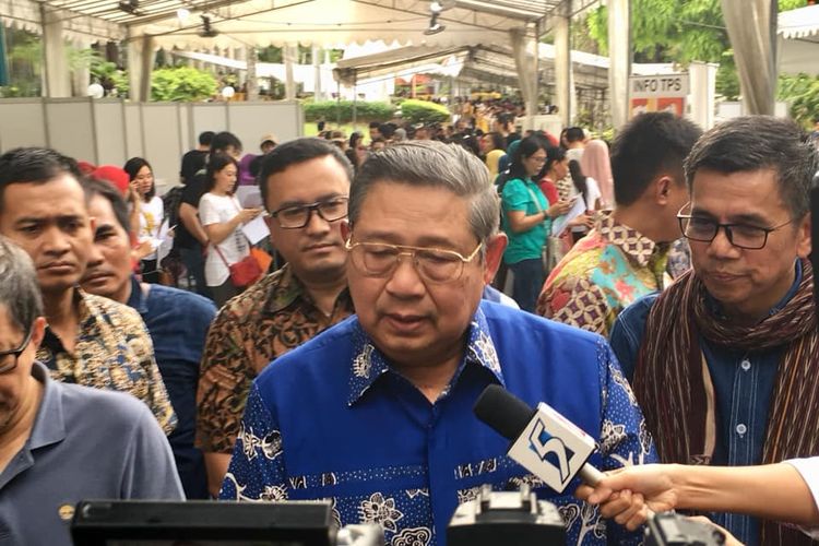 Presiden ke-6 Republik Indonesia Susilo Bambang Yudhoyono ketika diwawancarai oleh media setelah menggunakan hak pilihnya di KBRI Singapura, Minggu sore (14/4/2019). (KOMPAS.com/ERICSSEN)  