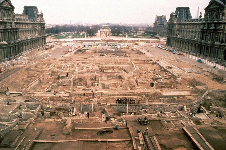 Suasana saat pembangunan struktur piramida kaca Louvre