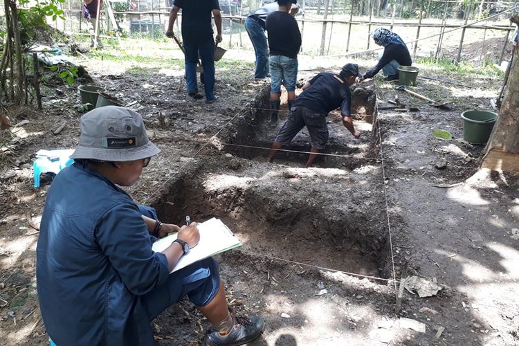 Irna Saptaningrum, Ketua tim Peneliti Balai Arkeologi saat memimpin penggalian di sisi barat Benteng Maas di Kabupaten gorontalo Utara.
