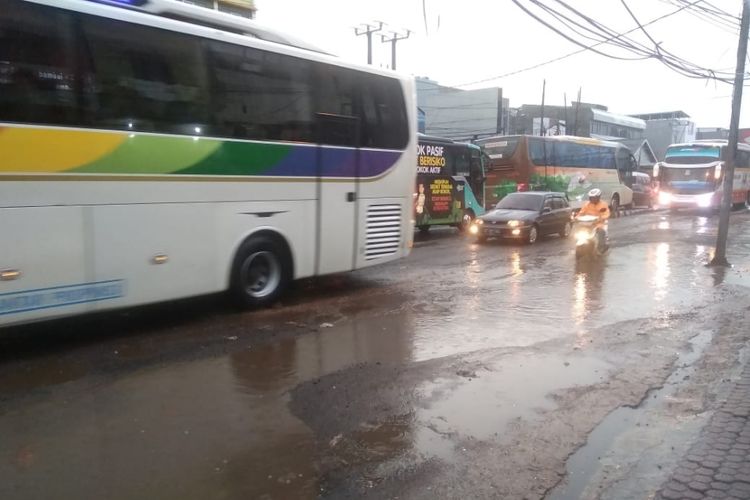 Kondisi Jalan HM Joyo Martono, Bekasi Timur, Kota Bekasi tepatnya di depan BTC Mal rusak parah dan sebabkan arus lalu lintas macet, Selasa (30/4/2019).