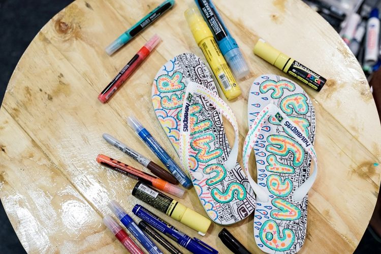 Sandal jepit karya seniman kreatif, Mohammad Taufiq (Emte) dalm rangka peluncuran kampanye Lets Summer oleh Havaianas.