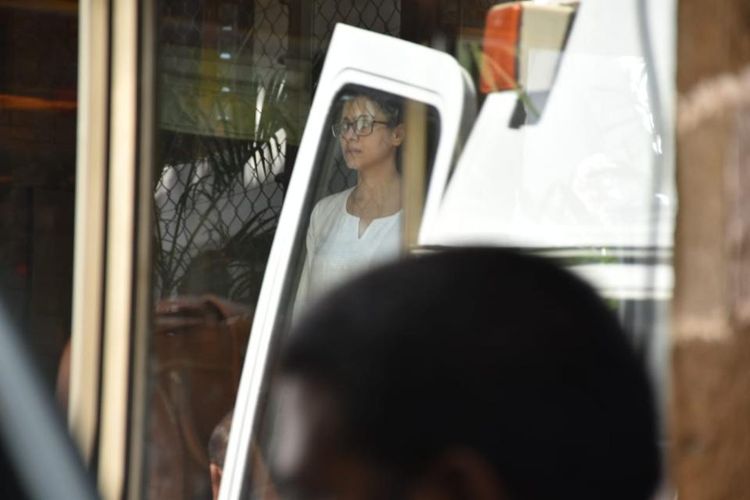 Aktris India Kajol berada di rumahnya saat melepas jenazah mertuanya, Veeru Devgan, Senin (27/5/2019).