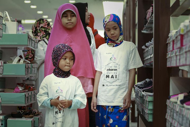110 anak yatim yang dibelikan baju Lebaran di Lombok dalam kegiatan Belanja Baju Lebaran bersama Adik-adik Yatim.