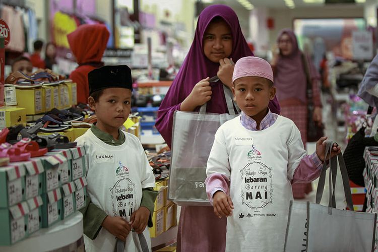 Beberapa anak yatim yang dibelikan baju Lebaran di Lombok dalam kegiatan Belanja Baju Lebaran bersama Anak Yatim.