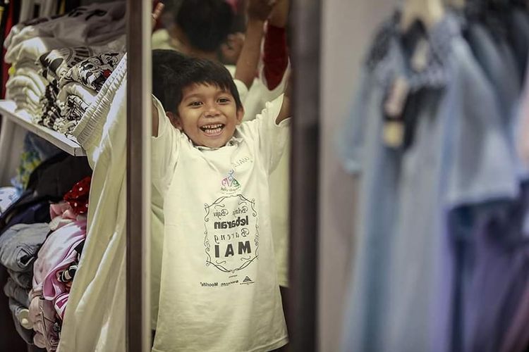 Beberapa anak yatim yang dibelikan baju Lebaran di Lombok dalam kegiatan Belanja Baju Lebaran bersama Anak Yatim.