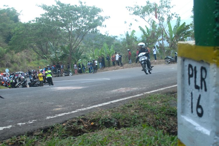 Pengendara sepeda motor melintas di belokan lokasi mikrobus masuk jurang di Tanjakan Letter S, Kampung Bantarselang, Kecamatan Cikidang, Sukabumi, Jawa barat, Sabtu (8/9/2018).