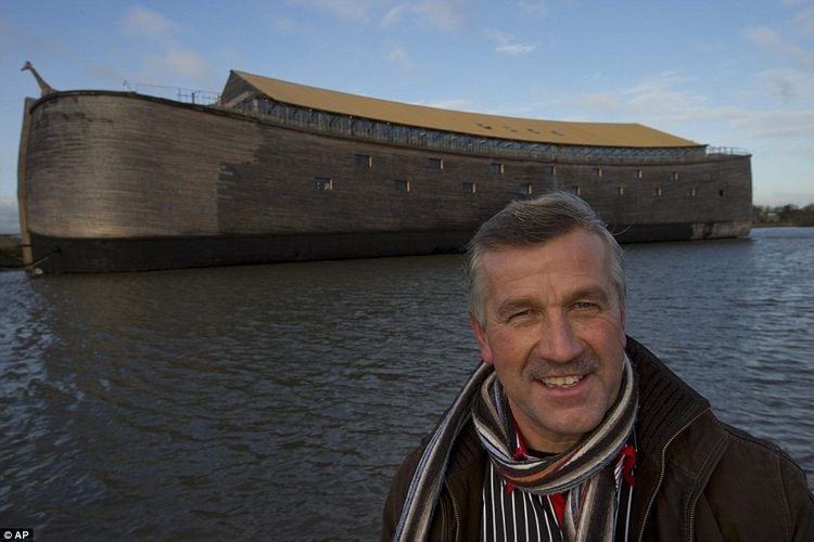 Johan Huibers berfoto di belakang Bahtera Nabi Nuh yang dibangunnya pada 2012.