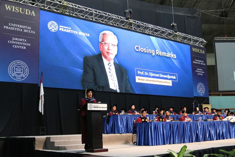 Prof. Dr. Djisman Simandjuntak selaku Rektor Universitas Prasetiya Mulya memberikan pidato penutup pada wisuda Universitas Prasetiya Mulya bertema ?Powering Indonesia?s Ascent to the Singularity Economy? di Plenary Hall, Jakarta Convention Center (11/12/2018).