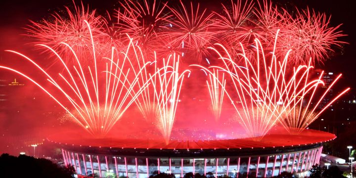 Pesta kembang api menyemarakkan Upacara Pembukaan Asian Games ke-18 Tahun 2018 di Stadion Utama Gelora Bung Karno, Senayan, Jakarta, Sabtu (18/8).